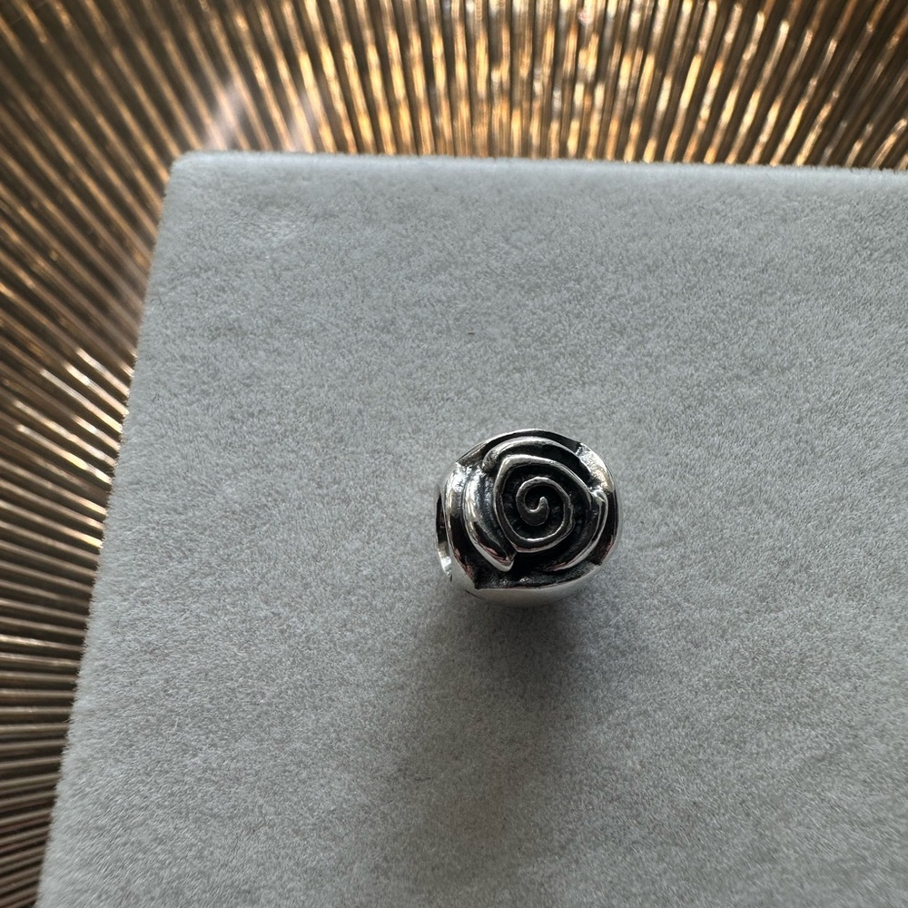 Pandora rose bead
